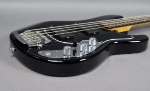 Ernie-Ball-Music-Man-Classic-Sabre-4-String-Bass-Balck-Finish-USA-wOHSC-262624544761-5 Pickup, selettore a 5 posizioni e manopole di regolazione del Music Man Sabre Classic