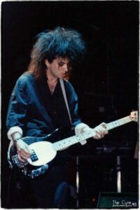 Simon Gallup con un Music Man Stingray