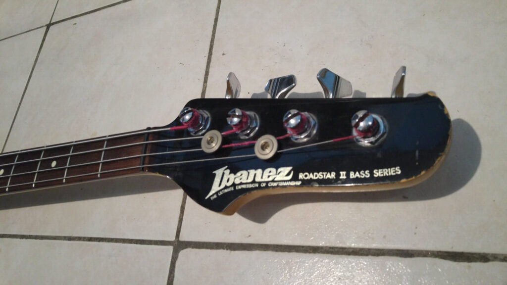 Vista frontale paletta con meccaniche Ibanez Roadstar II RB650