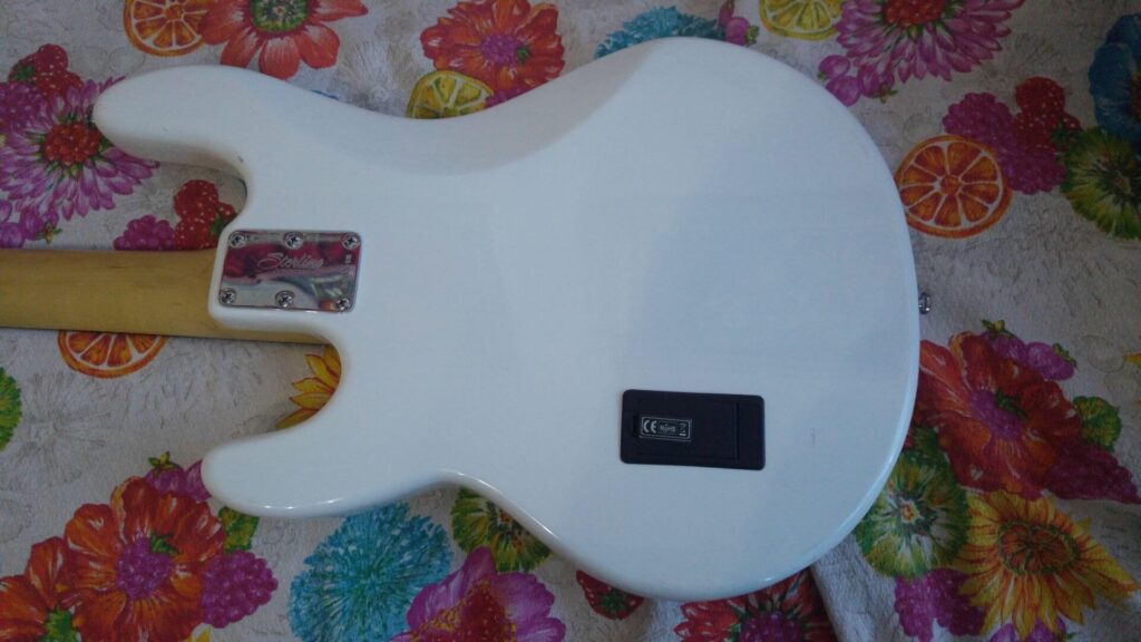 Vista posteriore Sterling by Music Man SUB Ray4