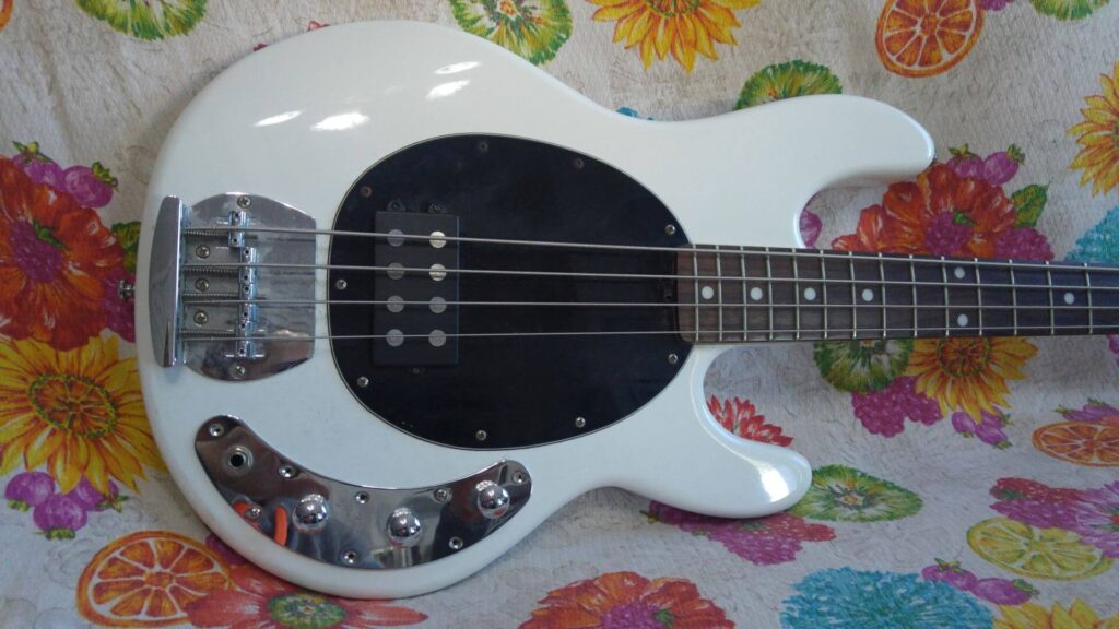 Vista frontale body Sterling by Music Man SUB Ray4